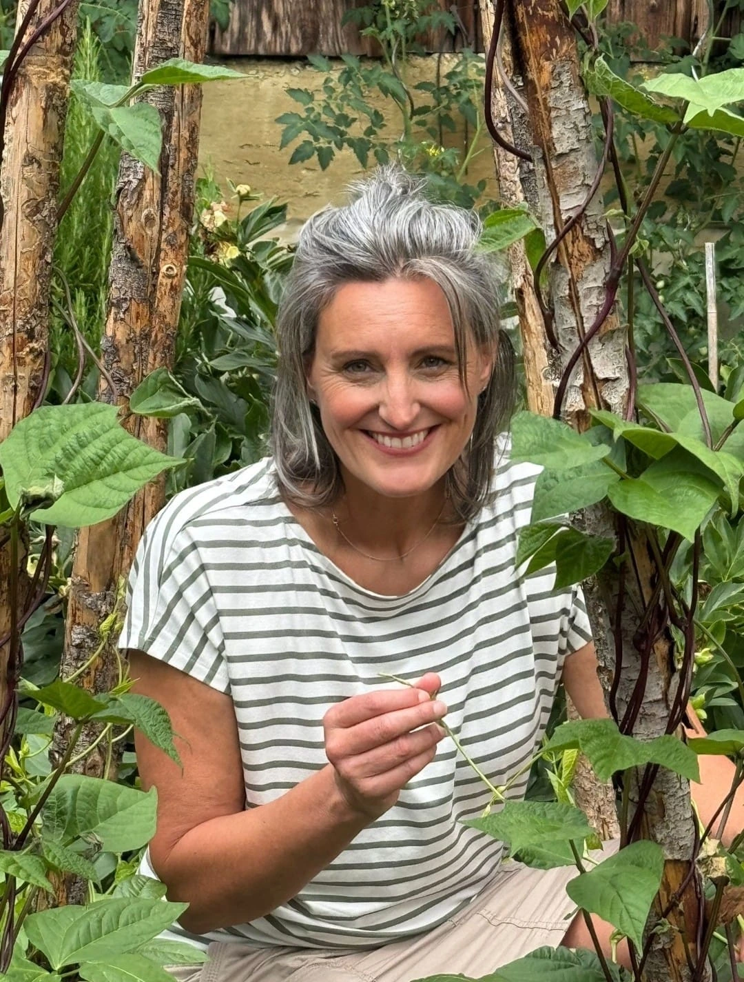 Carmen umgeben von Pflanzen